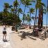 Personas se toman fotografías frente a la estatua de Duke Kahanamoku en la playa de Waikiki