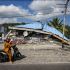 Un edificio derrumbado tras un terremoto de magnitud 7.7 en Borong, Manggarai Oriental
