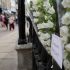 Flores blancas en memoria de Jason Arday junto a las rejas de Senate House, en la Universidad de Cambridge, Reino Unido.