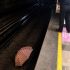 Paraguas en las vías del Metro