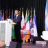 Omar García Harfuch habla en un podio durante la conferencia IDEC en Buenos Aires, con banderas de distintos países al fondo.