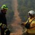 Dos ingenieros forestales conversan en un cortafuegos de Robledo de la Chavela durante los incendios en Madrid.