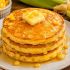 Esponjosos hot cakes de elote, un desayuno con sabor a pastel
