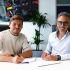 Max Verstappen en la renovación de su contrato con Red Bull junto al director del equipo Laurent Mekies