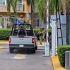 Camioneta de seguridad de la Marina mexicana con personal armado ingresando a la entrada del Residencial Real Patria en Tlaquepaque, Jalisco. Incluye cartel con dirección visible.
