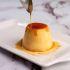 El flan de taza hecho en microondas es un postre rápido.
