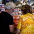Comerciantes observan productos