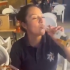 Renuncia mujer policía de Oaxaca tras ser evidenciada ‘cheleando’