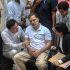 Rahul Gandhi permanece sentado junto a miembros del Partido del Congreso durante una protesta en una comisaría de Nueva Delhi.