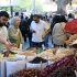 Un comerciante coloca frutos secos y nueces frente a su tienda en un mercado de Teherán