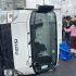 Camioneta blanca de redillas volcada sobre su costado izquierdo en el Segundo Piso del Periférico de la CDMX, con cuerpos de emergencia laborando en el lugar.