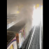 Un paraguas arrojado a las vías provocó un cortocircuito e incendio en un vagón de la terminal Taxqueña del Metro CDMX. No hay lesionados.