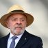 Lula da Silva viste traje y sombrero durante las celebraciones del Día del Soldado en la sede del Ejército brasileño en Brasilia.