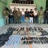 Detenidos en Badiraguato son custodiados por elementos de Marina y SSPC mientras se exhiben armas, cargadores y equipo táctico asegurado.