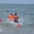 Salvavidas navales ponen a salvo a dos menores tras quedar atrapados por la corriente en Playa Chachalacas.