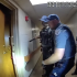 Inquilino recibe a policías con lanzallamas casero durante desalojo en Oklahoma