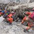 Rescatistas trabajan en zona de alud entre Nepal y China.