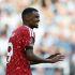 Alexander Isak le regaló la playera a un niño, pero un adulto intentó llevársela.