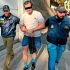 Fernando Farías esposado y custodiado por autoridades.