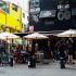 Un joven aseguró que fue golpeado durante más de 10 minutos dentro del baño del bar.