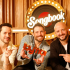 Los conductores de Songbook posan con el reconocimiento Beyond Music Award, otorgado como Líder de la Conversación Musical por su trayectoria digital.