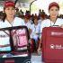 Dos integrantes de Salud Casa por Casa muestran maletas con equipo médico durante una actividad del programa de Bienestar en México.
