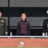 Claudia Sheinbaum en el centro del presídium formal, flanqueada por el General Ricardo Trevilla Trejo (SEDENA) y el Almirante Morales Ángeles (SEMAR) en la ceremonia del Heroico Colegio Militar Tlalpan. El Escudo Nacional está visible al frente.