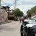 Vehículos de seguridad y personal de autoridades se concentran en una calle de Nogales, Sonora, durante un operativo fronterizo.
