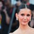Nina Dobrev vivió un inesperado momento durante su paso por la alfombra roja de Venecia.