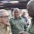 Hombre mayor con uniforme verde olivo conversa con un militar durante un acto del Ministerio del Interior en Cuba.