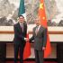 Fotografía de cuerpo entero del Secretario de Relaciones Exteriores de México, Roberto Velasco, y el Ministro de Relaciones Exteriores de China, Wang Yi, dándose un apretón de manos formal en el Gran Salón del Pueblo en Pekín.