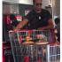 Empleados de la tienda de autoservicio donde se presentaron los hechos se acercaron para pedirle que detuviera la acción.