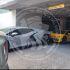Dos automóviles deportivos Lamborghini, uno gris y uno amarillo, asegurados en un estacionamiento subterráneo por presunto lavado de dinero.