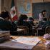 Salón de clases con estudiantes durante una evaluación, libros y exámenes reprobados en primer plano, imagen que representa el retroceso educativo señalado en los resultados PISA.
