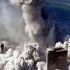 Ataque a las Torres Gemelas en Nueva York el 11 de septiembre de 2001, mientras una enorme nube de polvo cubre la zona del World Trade Center.