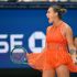 La bielorrusa Aryna Sabalenka celebra efusivamente después de consumar la victoria ante la checa Linda Noskova.