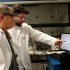 Nieves Casañ-Pastor y Marc Mosqueda, investigadores del CSIC, observan datos de pruebas sobre baterías en un laboratorio.