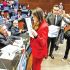Paloma Sánchez, senadora priista le muestra expedientes al legislador Enrique Insunza.
