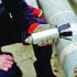 Un militar ucraniano desactiva una bomba de racimo utilizada por el ejército ruso.