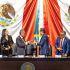 Edgar Amador Zamora, tercero de izquierda a derecha, al entregar el Paquete Económico 2027 a Raúl Bolaños.