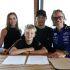 Robin Raikkonen junto a sus padres, incluyendo Kimi Raikkonen, y el jefe del equipo Red Bull, Laurent Mekies.