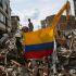 Los restos de viviendas derrumbadas permanecen visibles un mes después del terremoto en Colombia.