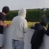 Cuatro adolescentes fueron captados lanzando huevos desde una azotea en Lomas de Angelópolis.