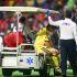 Dagoberto Espinoza sale lesionado de la rodilla izquierda, misma en la que meses atrás sufrió una rotura de ligamento cruzado anterior.