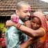 Sanjay Sah, sobreviviente del deslave en Nepal, abraza a su madre.