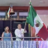 El presidente municipal, Silvestre García Márquez, recibió la bandera e hizo el tradicional ondeamiento ante los asistentes.