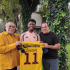 Roger Benítez recibió la playera de su padre.