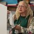 Un funcionario electoral revisa el informe del recuento de votos de una urna durante las elecciones presidenciales en un centro de votación de Río de Janeiro, Brasil.