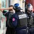 Un manifestante es detenido por agentes antidisturbios durante enfrentamientos en Nancy