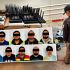 Nueve hombres detenidos con los ojos cubiertos y mesas con equipo electrónico incautado, incluyendo decenas de antenas y dispositivos inhibidores de señal, junto a una oficial de seguridad mexicana.